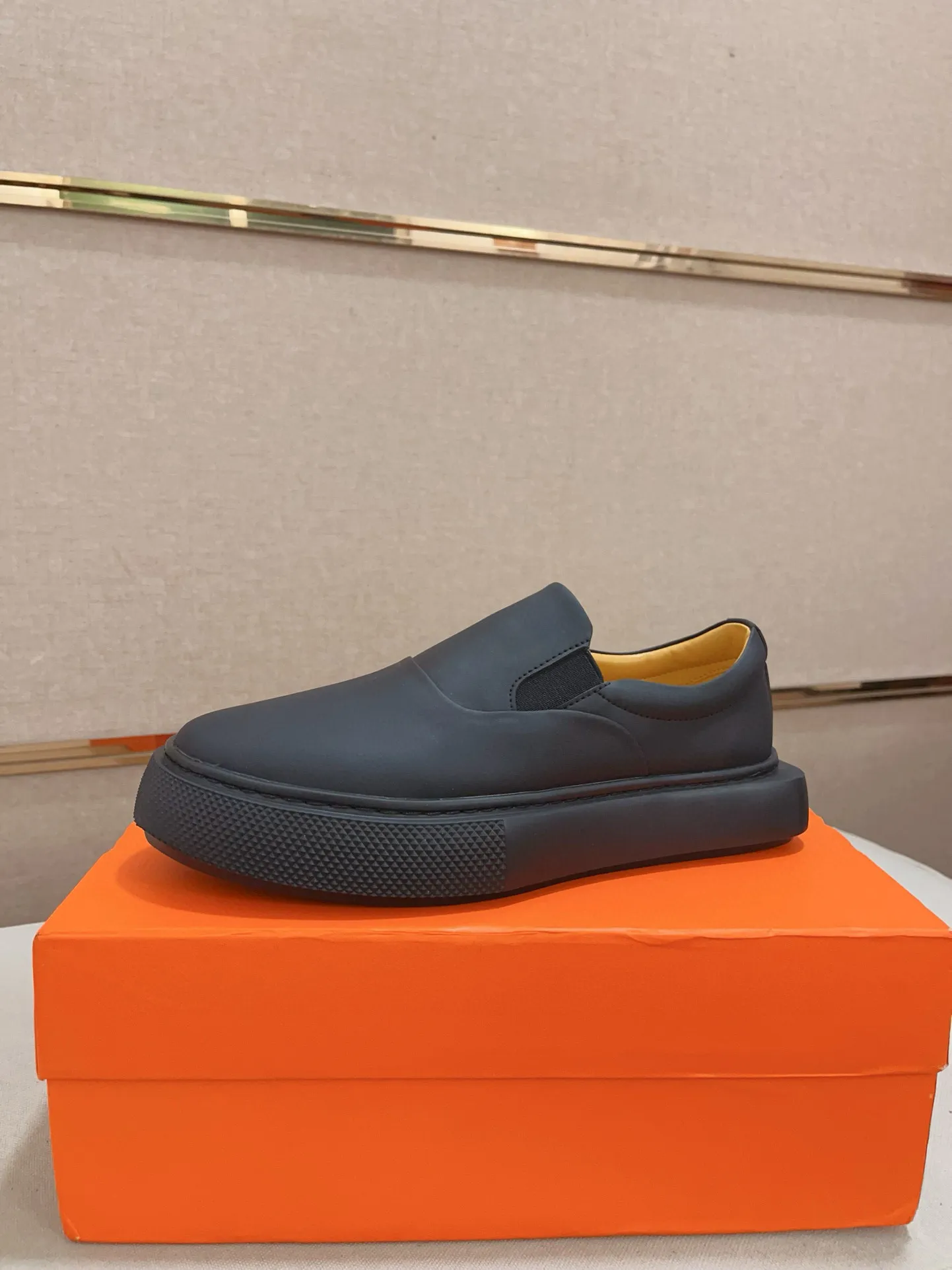 Men's clothing and shoes💰: 442💰《HERMES》【Classic original single version】Hermès; top 🔝purchase agent🔍🔍men's latest 🇺🇸 counter sales simultaneously, imported from Italy original ▲▲cowhide ▲▲ (high-end, nobility, class) ) Exquisite workmanship (Italian 🇮🇹 imported water-dyed 🐂 cowhide lining) sole: original sole provided by the original factory, ⚠️exclusive double-layer activity·TPR·rubber·combined molded outsole; super comfortable·wear-resistant·non-slip·environmental protection The real thing is more beautiful if you take the real thing (high quality, follow the order). You can enter and exit the counter at will * Number of yards: 38-44 (45 can be customized and cannot be returned or exchanged)